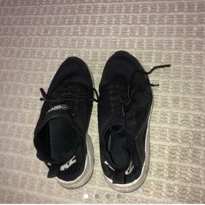 Nike air huaraches black and white